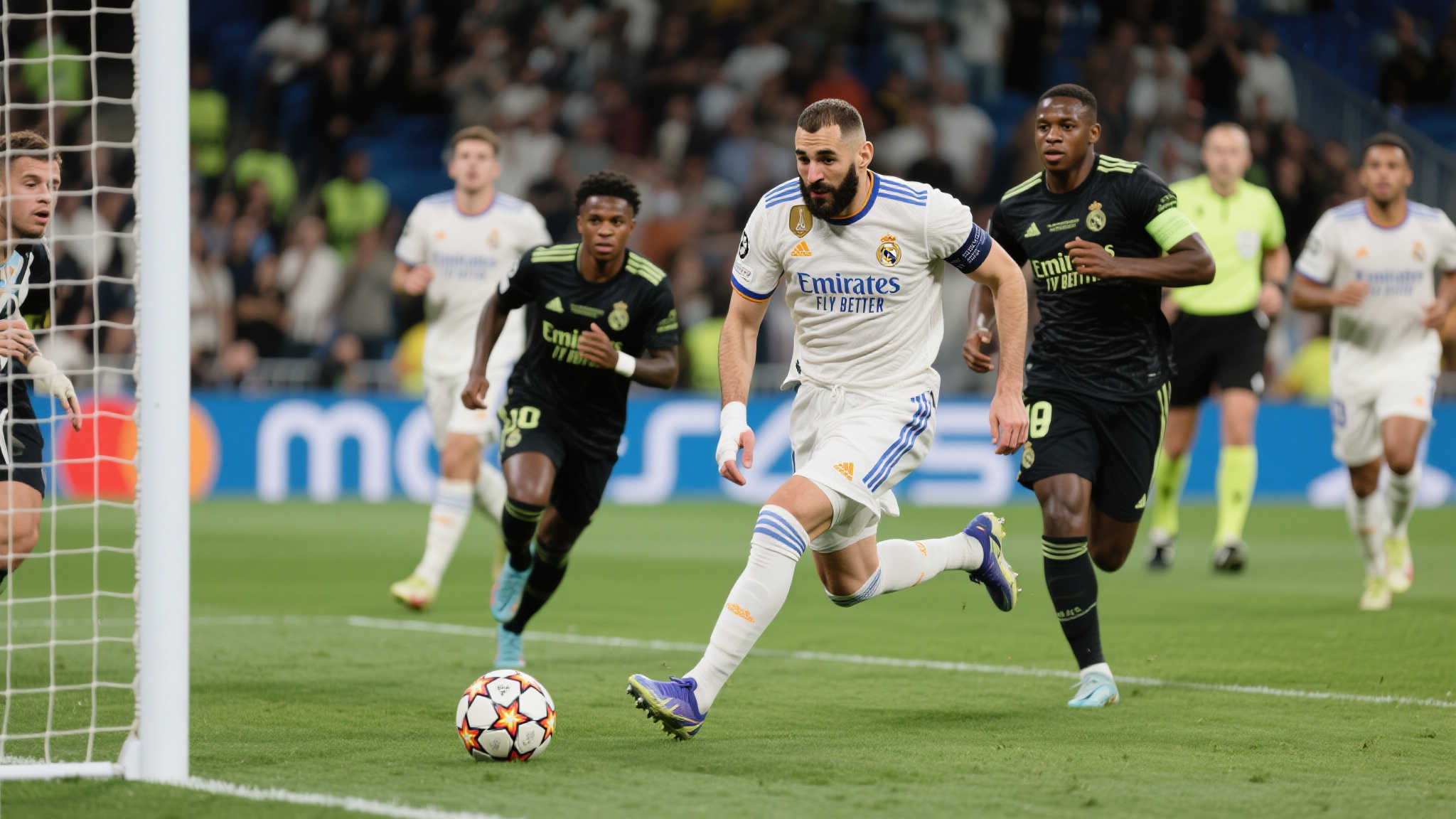 不难看出，教练团队积极变化阵型，将原本偏重控球策略